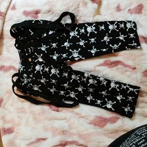 Juniors' Tripp Capri pants skull pattern